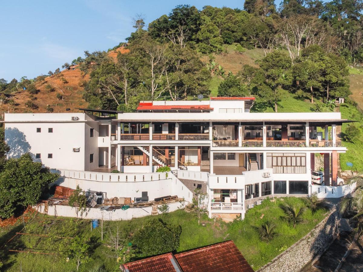 Ellin Forest Karaoke & Pool Resort Bukit Tinggi Bentong Esterno foto
