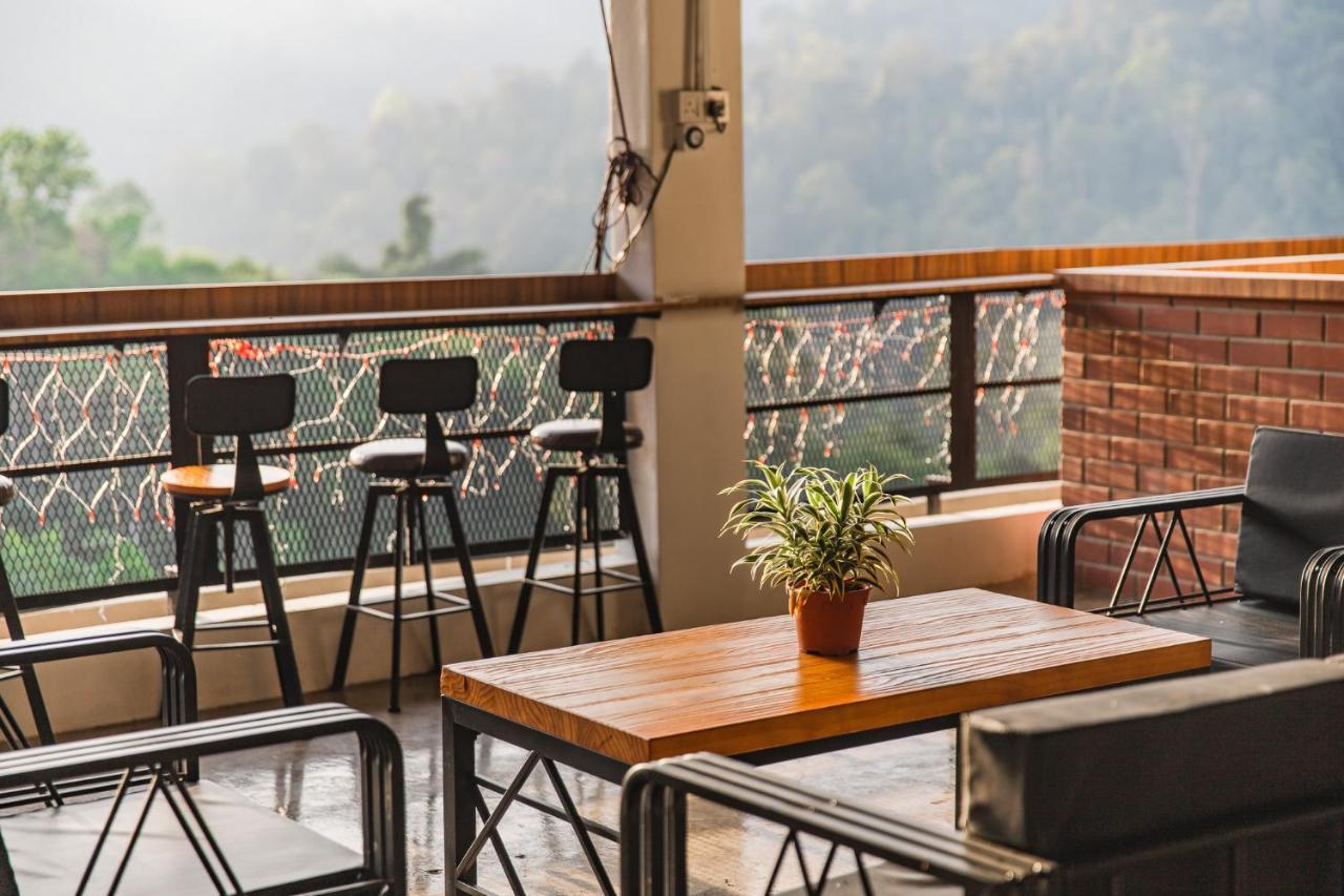 Ellin Forest Karaoke & Pool Resort Bukit Tinggi Bentong Esterno foto