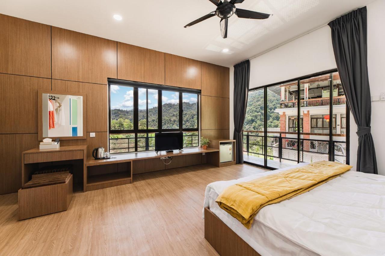 Ellin Forest Karaoke & Pool Resort Bukit Tinggi Bentong Esterno foto