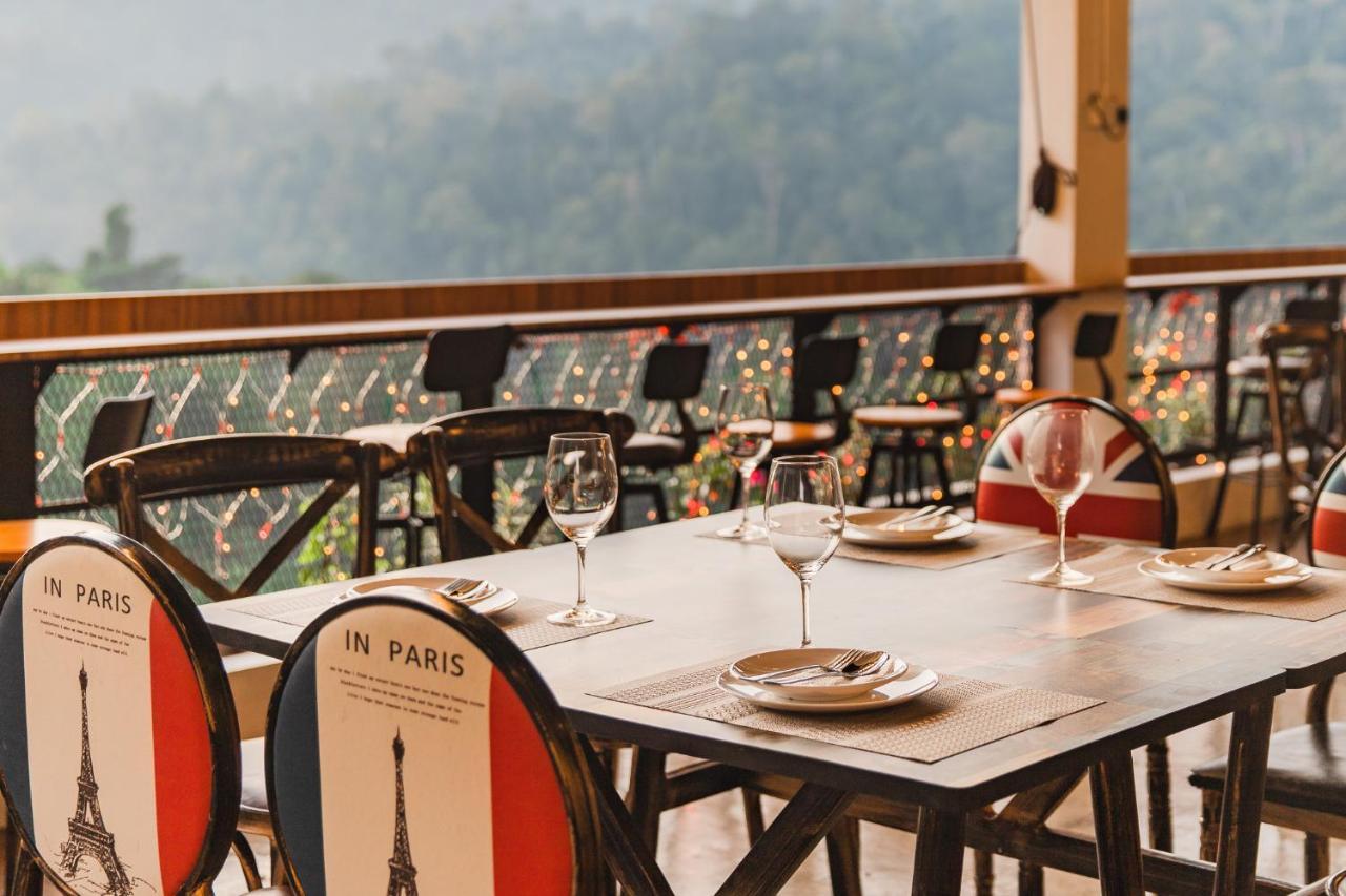 Ellin Forest Karaoke & Pool Resort Bukit Tinggi Bentong Esterno foto