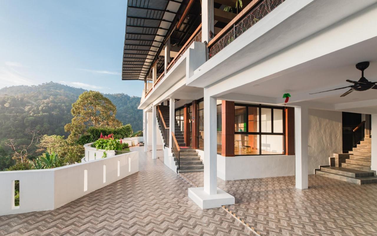 Ellin Forest Karaoke & Pool Resort Bukit Tinggi Bentong Esterno foto