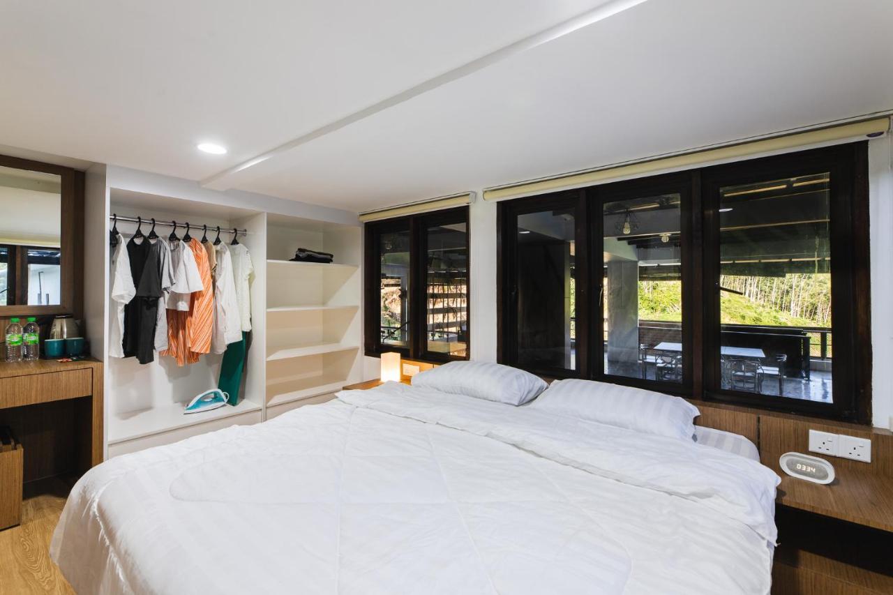 Ellin Forest Karaoke & Pool Resort Bukit Tinggi Bentong Esterno foto