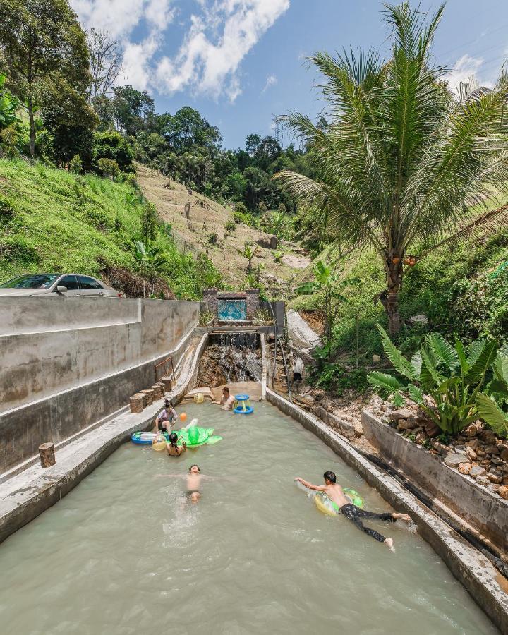 Ellin Forest Karaoke & Pool Resort Bukit Tinggi Bentong Esterno foto