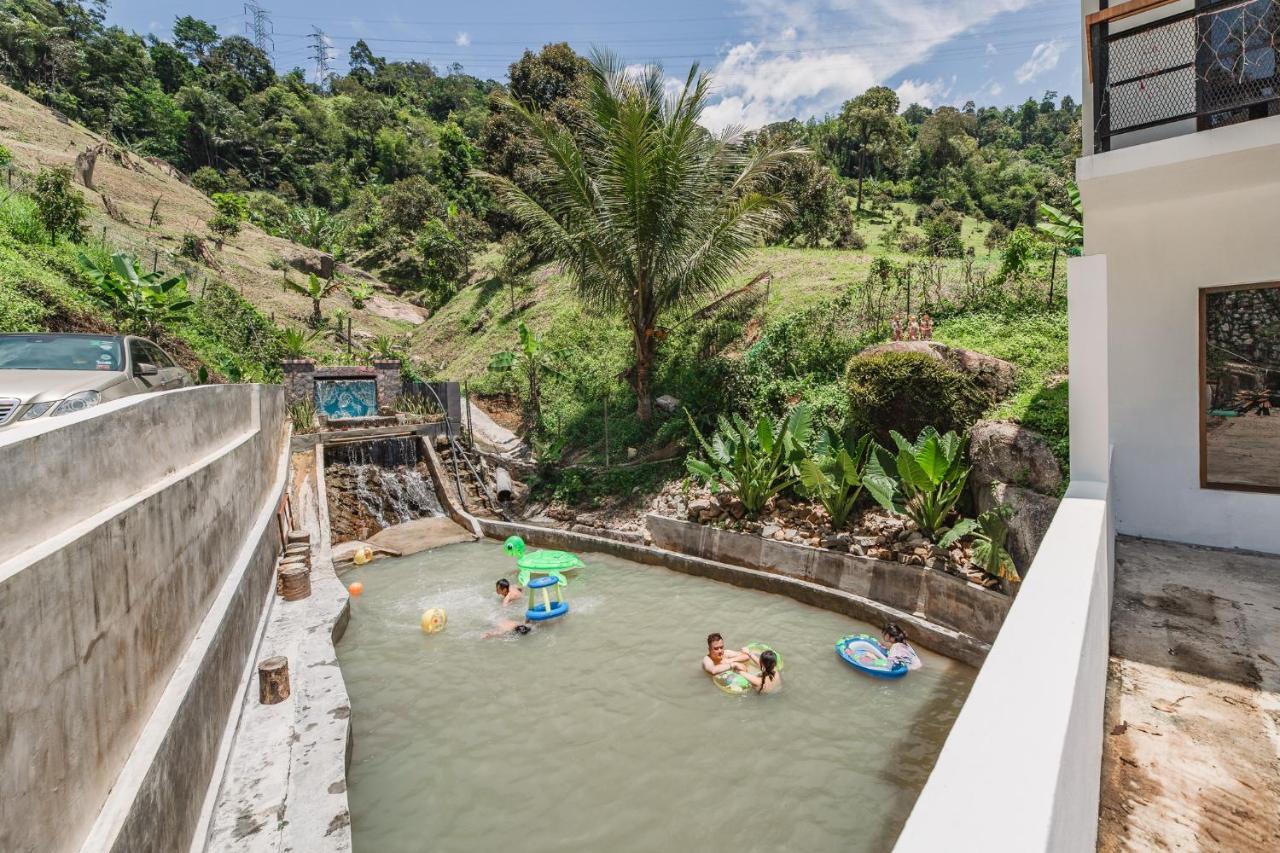 Ellin Forest Karaoke & Pool Resort Bukit Tinggi Bentong Esterno foto